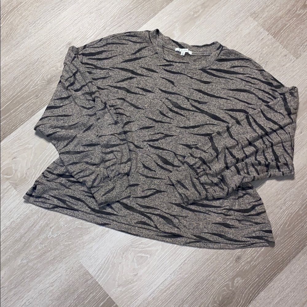 Z Supply Oversized Cropped Animal Print Long Sleeve Top sz large